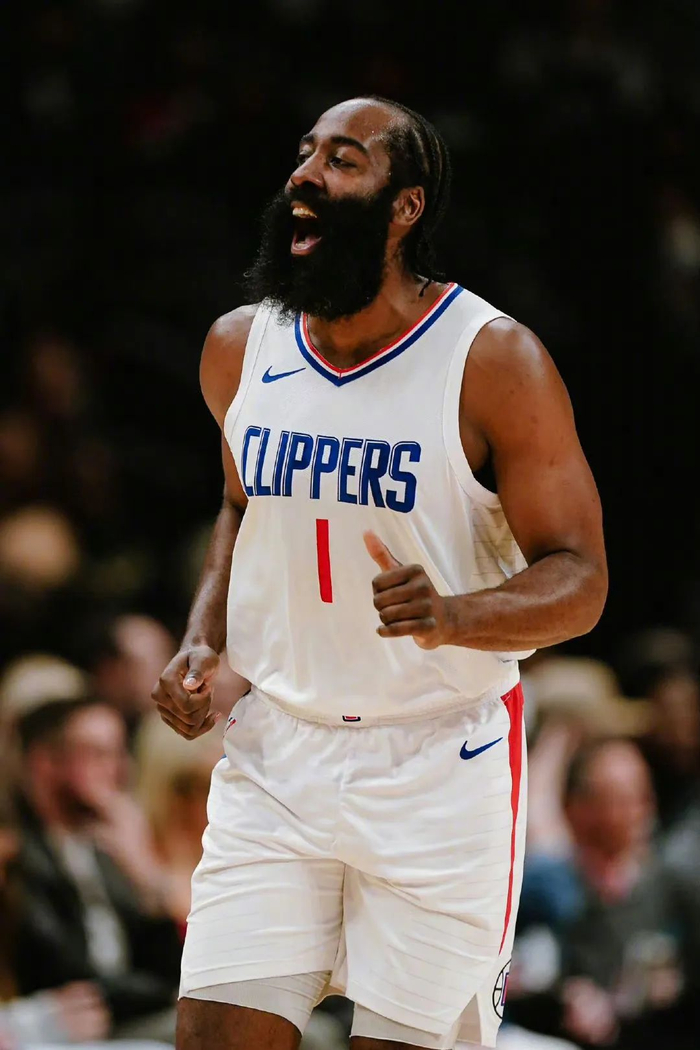 苏格兰女足队长卡思伯特与中国队比赛时头部受伤，被紧急送医（苏格兰女足队长卡思伯特在对华比赛中头部受伤，紧急送往医院）