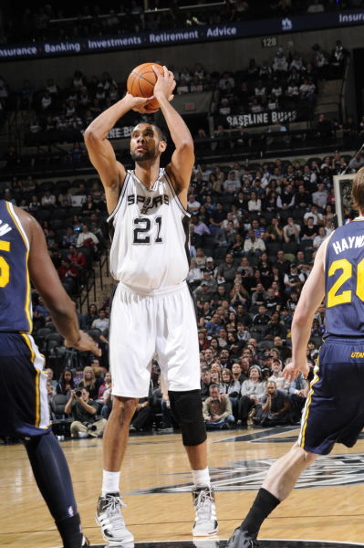 里程碑！兰德尔个人NBA生涯得分突破14000分大关（兰德尔生涯总得分破14000，职业里程碑达成）