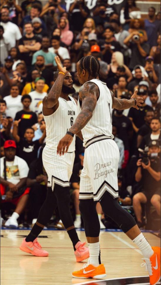 执法有温度，马宁在点球大战结束后，安慰南通队失点队员（温情执法：点球大战后，马宁安慰南通失点球员）