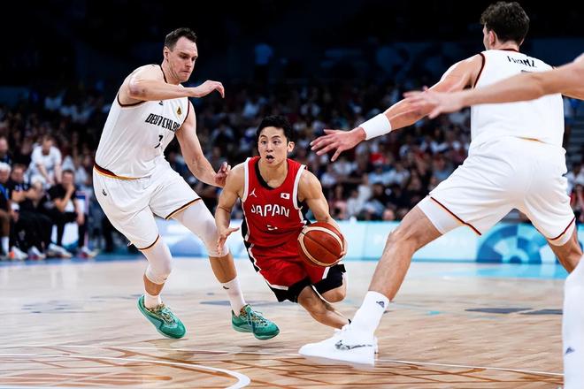 齐达内、贝克汉姆、大罗对线罗纳尔迪尼奥，梅西当时有多大？（当齐达内、贝克汉姆和大罗与罗纳尔迪尼奥争锋时，梅西几岁？）