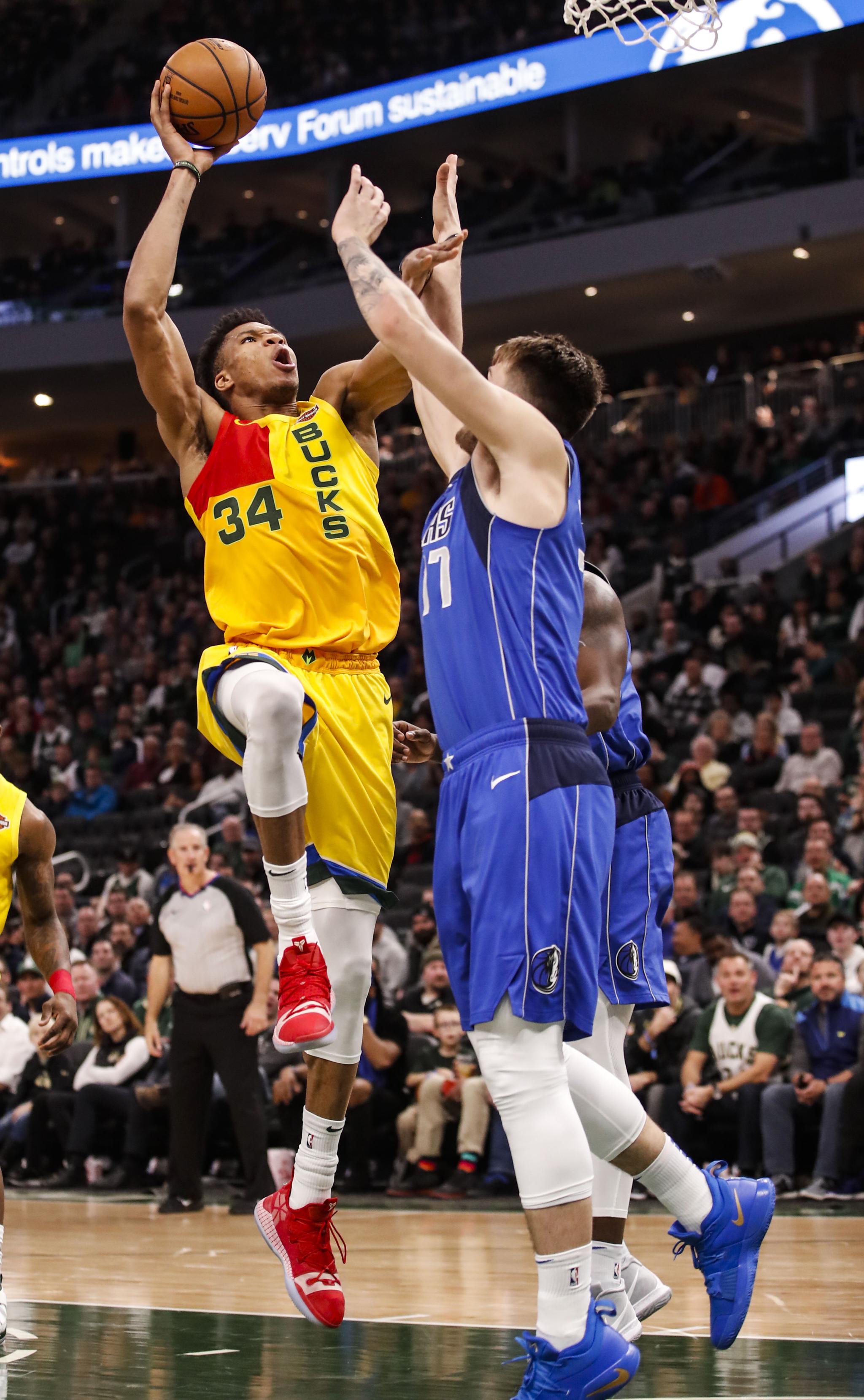 曼联旧将梅开二度：欧冠导演逆袭好戏，20场造17球太犀利（前曼联球员双响助欧冠逆袭，20战造17球火力爆棚）