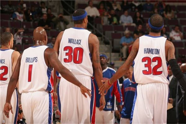 尤文全队和球迷一起出现在登机口，斯帕莱蒂和球迷们友好互动（尤文全队与球迷同现登机口，斯帕莱蒂亲切互动）